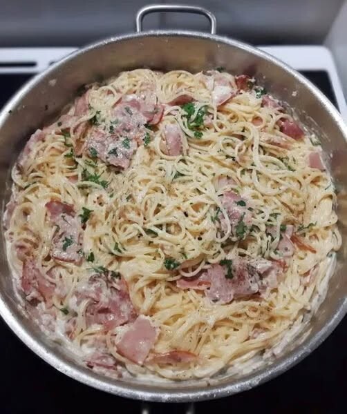 «Μαμά θα ξαναφτιάξεις αυτή τη μακαρονάδα;» – Η κρεμώδης μακαρονάδα με μπέικον που λατρεύουν τα παιδιά