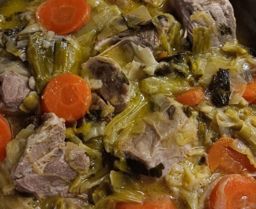 Παραδοσιακό χοιρινό με πράσα και αυγολέμονο όπως το φτιάχνουν οι μαμάδες