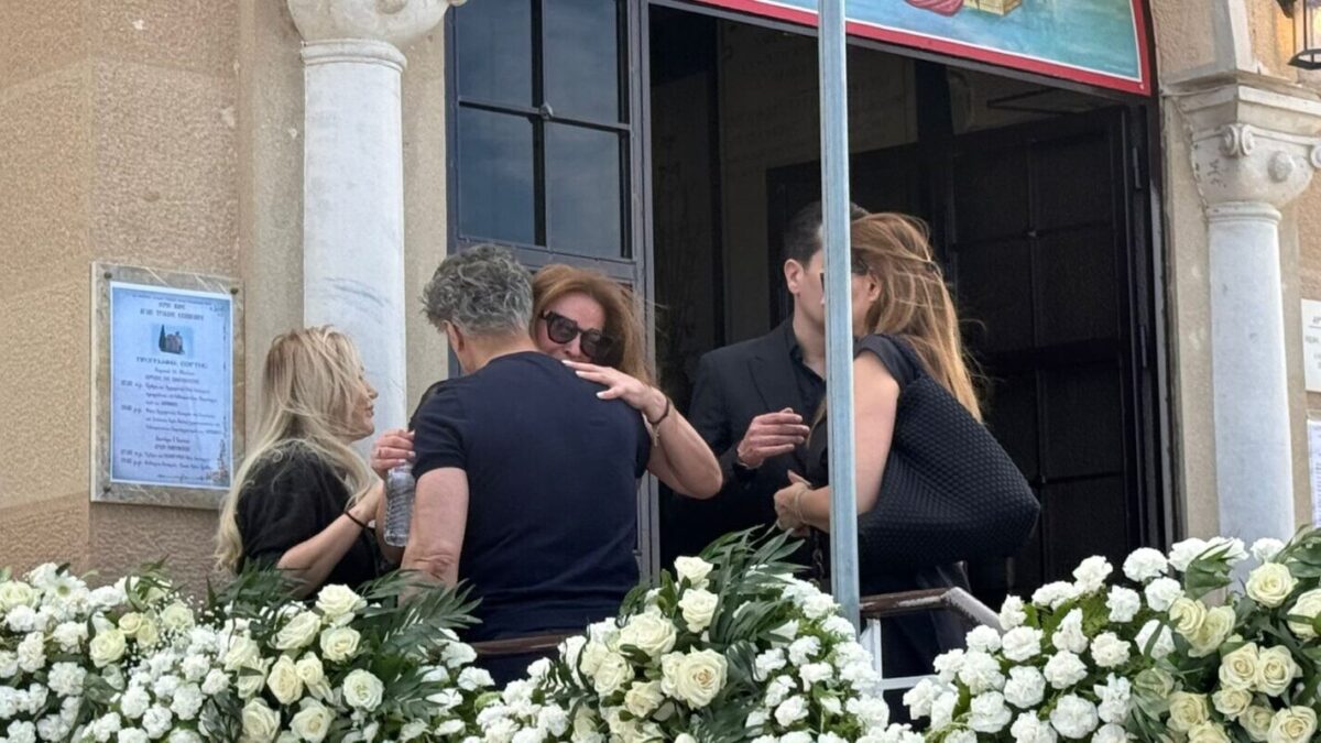 Κατέρρευσε η αδερφή της Γωγώς Μαστροκώστα στην κηδεία της – «Ράγισαν» καρδιές οι λέξεις της μητέρας της