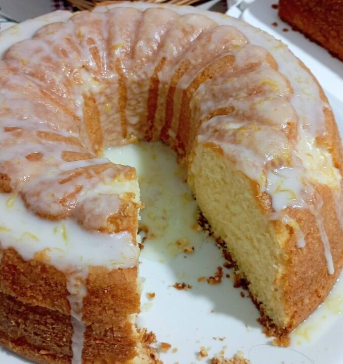 Αφράτο λεμονάτο κέικ με γιαούρτι και γλάσο λεμονιού