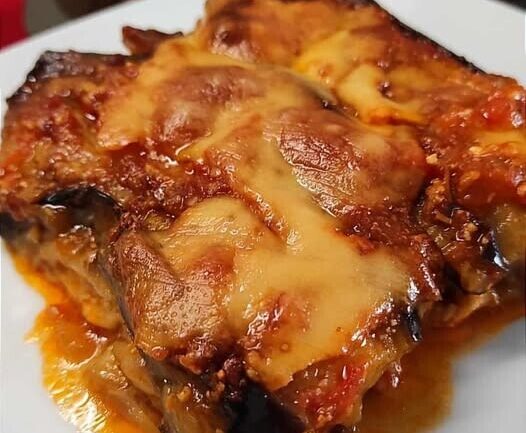 Μελιτζάνες στο φούρνο με σάλτσα και τυριά – Εύκολη και πεντανόστιμη συνταγή