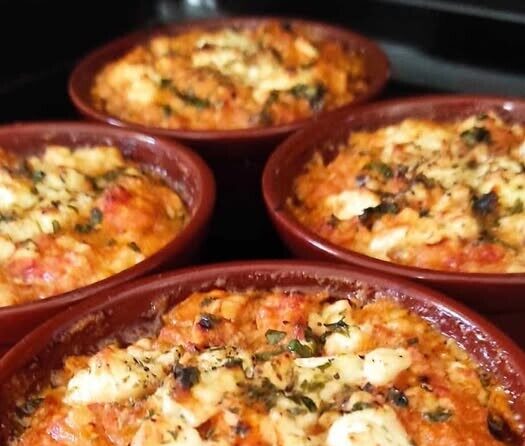 Μπουγιουρντί στα πήλινα με τυριά και πιπεριές – Η εύκολη συνταγή που λιώνει