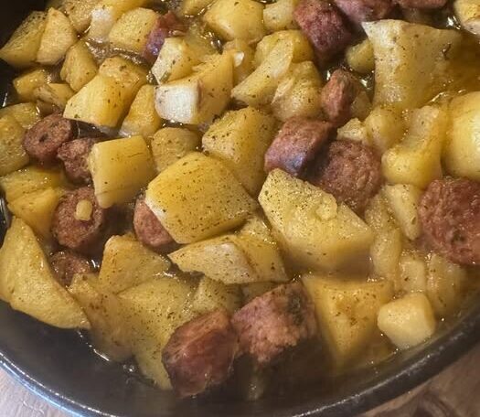 Πατάτες με λουκάνικα στο φούρνο – το πιο εύκολο φαγητό