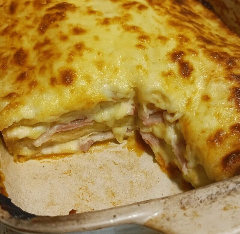 Η “Πίτα της Τεμπέλας” που θα λατρέψετε: Λιωμένα τυριά, ζουμερή σάλτσα και ψωμί του τοστ που γίνεται λουκούμι!