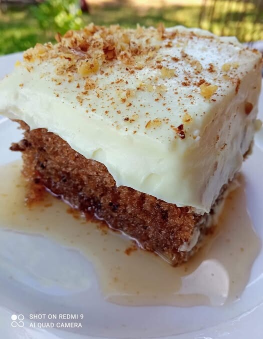 Καρυδόπιτα με κρέμα και σαντιγί: Παραδοσιακή συνταγή ταψιού