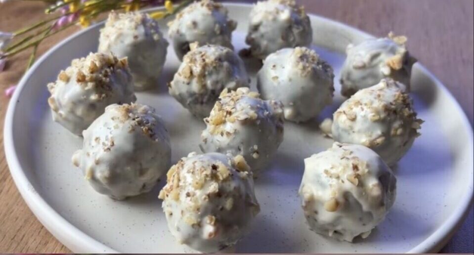 Γλυκάκια με 2 υλικά χωρίς ψήσιμο – Υγιεινό και εύκολο σνακ σε λίγα λεπτά