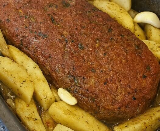 Ρολό κιμά γεμιστό με τυρί και μπέικον: ζουμερό και πεντανόστιμο