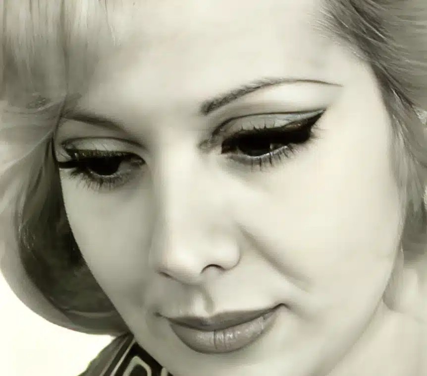 Η παρουσιάστρια θρύλος της ΕΡΤ: Η παρουσία της στην ΕΡΤ σφράγισε τις δεκαετίες ’70 και 80 – Ξεχώριζε για την ωραία άρθρωση και το αριστοκρατικό στιλ της.