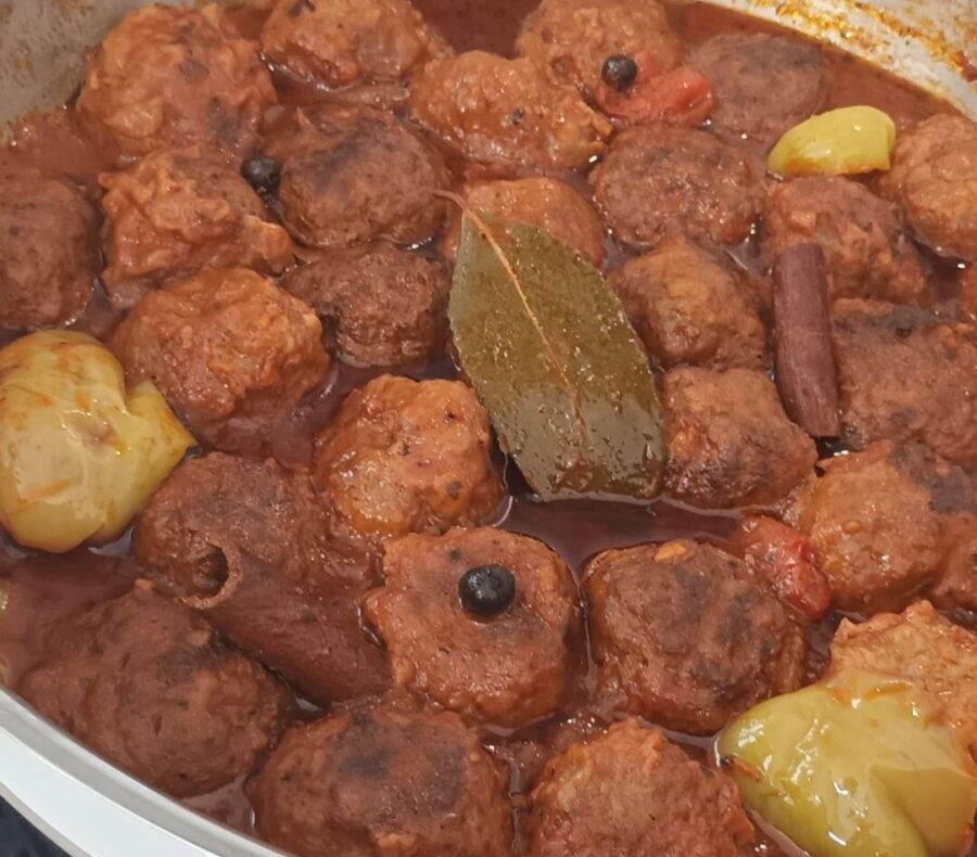 Κεφτεδάκια κοκκινιστά με σάλτσα – ζουμερά και μυρωδάτα