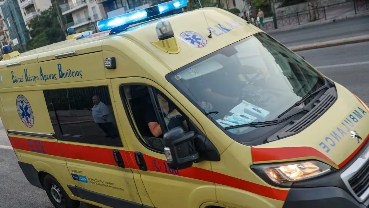 «Γιατί δεν ήρθες να πάρεις το παιδί μου;»: Οικογενειακή τραγωδία στην Λαμία, μητέρα κρατούσε στην αγκαλιά της πάνω από ένα 24ωρο τον νεκρό γιο της