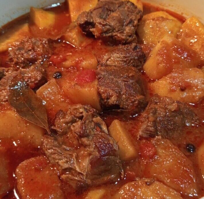 Μοσχάρι κοκκινιστό με πατάτες όπως της μαμάς