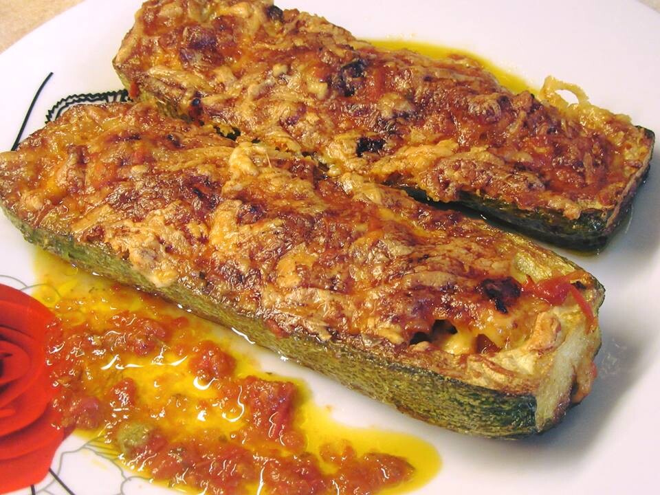 Κολοκυθάκια γεμιστά με κοτόπουλο και τυρί στο φούρνο