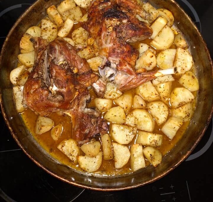 Αρνάκι στο φούρνο με πατάτες: Η εύκολη συνταγή για ζουμερό αποτέλεσμα