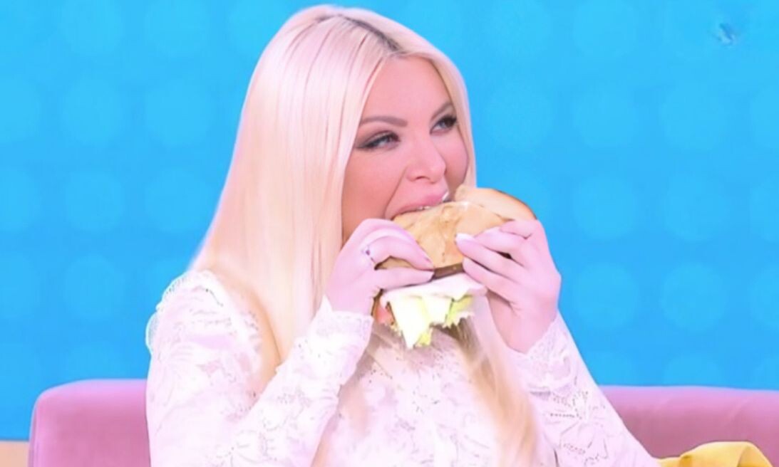 Κατερίνα Καινούργιου: Απαντά για το viral βίντεο με το σάντουιτς – «Δεν ντρέπεστε…»