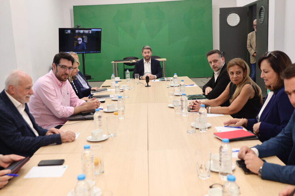 Ούτε Δούκας, ούτε Γερουλάνος: Το πρόσωπο – έκπληξη του ΠΑΣΟΚ που μπαίνει δυνατά στην αρχηγία