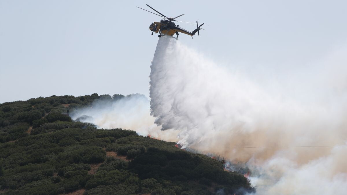 Θρίλερ φωτιάς: Ενισχύονται συνεχώς οι δυνάμεις της Πυροσβεστικής – Εκτός ελέγχου οι καπνοί, εστάλη 112