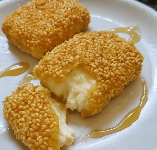 Τηγανητή φέτα με σουσάμι και μέλι: εύκολο ορεκτικό σε 10 λεπτά