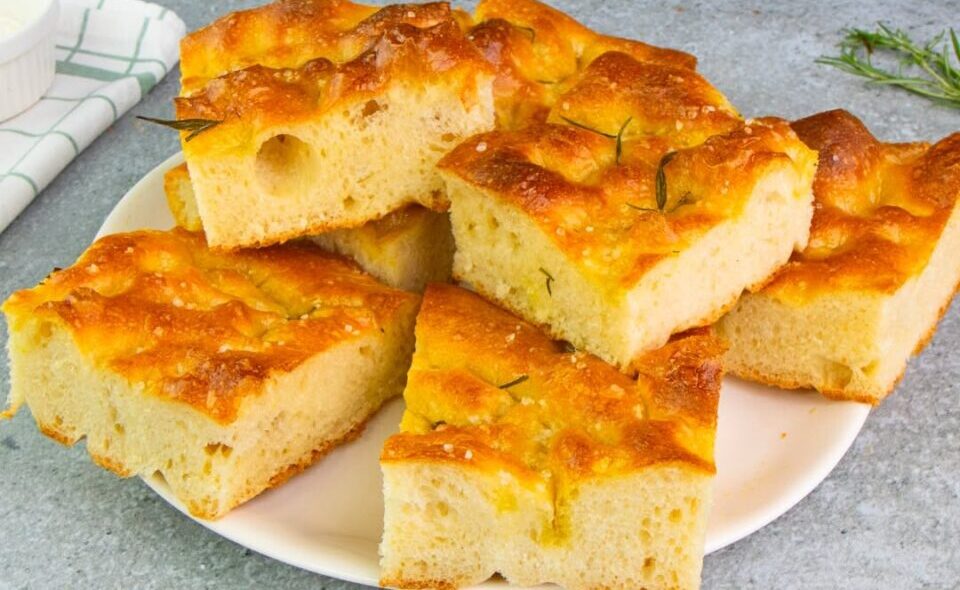 Focaccia Γάλακτος: Το πιο Αφράτο Ψωμί που θα Πιάσουν ποτέ τα Χέρια σου!