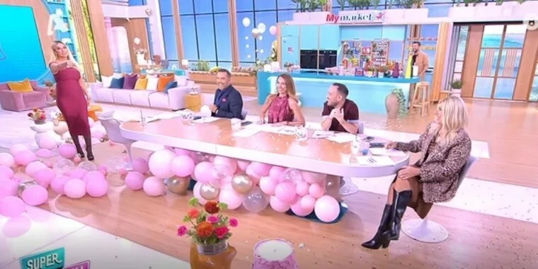 Καινούργιου: Η 1η εμφάνιση στην εκπομπή μετά την ανακοίνωση εγκυμοσύνης, το κολλητό ροζ φόρεμα, η κοιλίτσα και τα μπαλόνια – Περιμένει κορίτσι