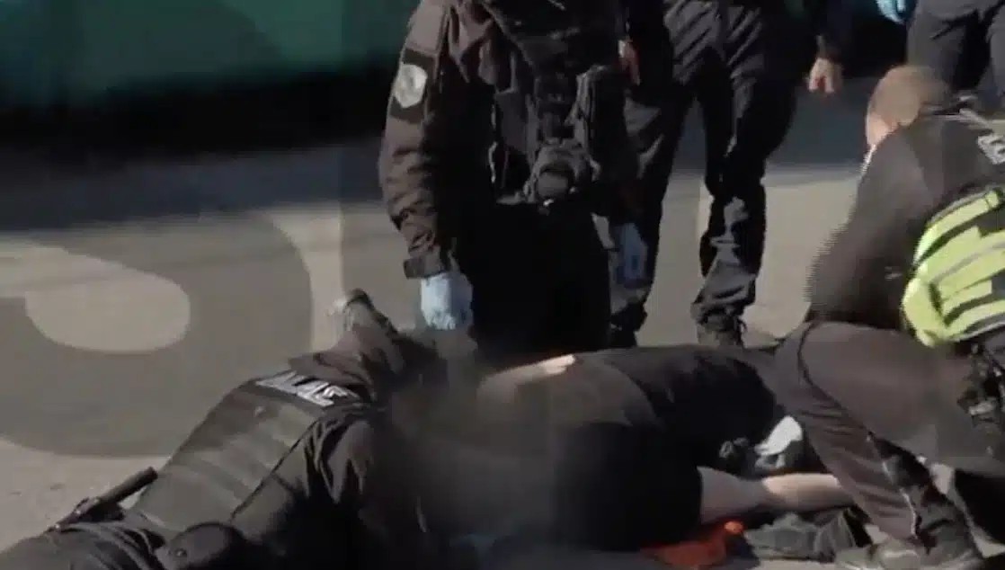 Πατησίων: Αστυνομικός «ξάπλωσε» πλάι σε τραυματία τροχαίου για να τον σώσει – Παραλίγο να τον χτυπήσει μπετονιέρα