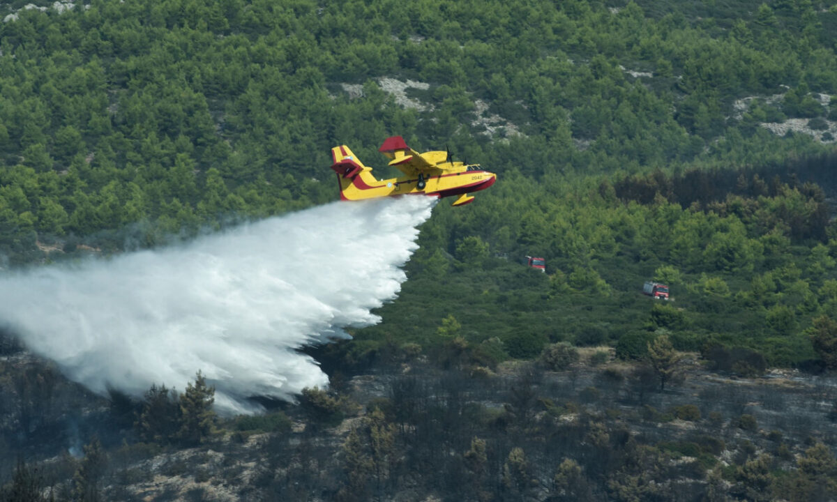 Ξημέρωσε δύσκολο πρωί: Νέα φωτιά στη χώρα μας – Δίνουν μάχη επίγεια και εναέρια μέσα