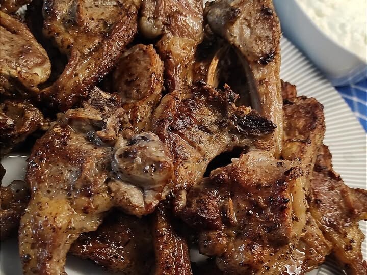 Παϊδάκια στο τηγάνι σαν να είναι στα κάρβουνα – Το απλό κόλπο που κάνει τη διαφορά