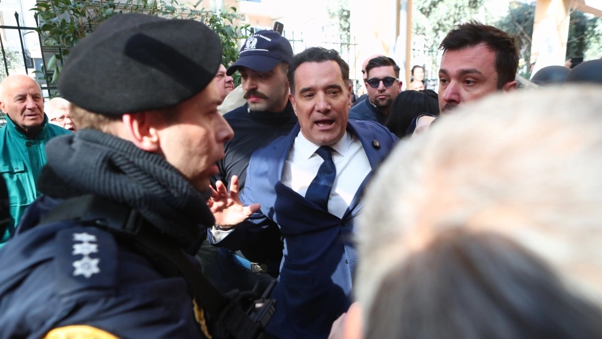 Έπεσαν «χοντρές» και στη μέση ο Άδωνις: Η Αστυνομία επιτέθηκε στους υγειονομικούς κατά την επίσκεψη Γεωργιάδη στο Γενικό Κρατικό Νίκαιας – Καρέ καρέ η στιγμή των επεισοδίων