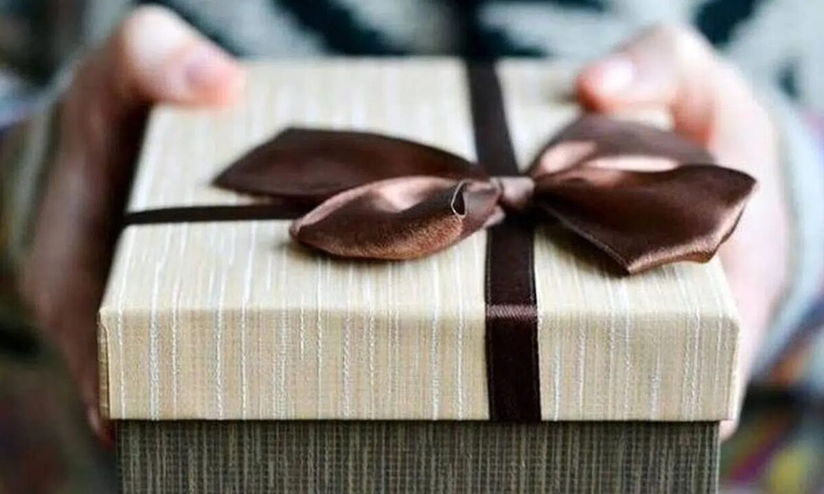 Γιορτή σήμερα Τετάρτη 17/12 – Πολλά ονόματα γιορτάζουν, σε ποιους λέμε «Χρόνια πολλά»