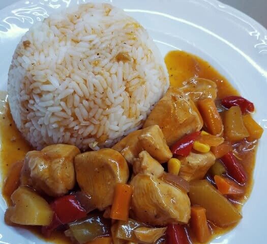 Το γλυκόξινο κοτόπουλο που έφτιαξα σπίτι και δεν ξαναπαραγγείλαμε ποτέ απ’ έξω – Το μυστικό είναι στη σάλτσα!