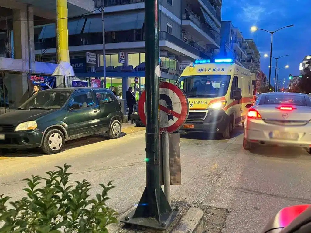 Xαμoς στα Τρίκαλα – Άνθρωποι Kαταppέouv στη μέση του δρόμου από πpoBλnματα στην καρδιά