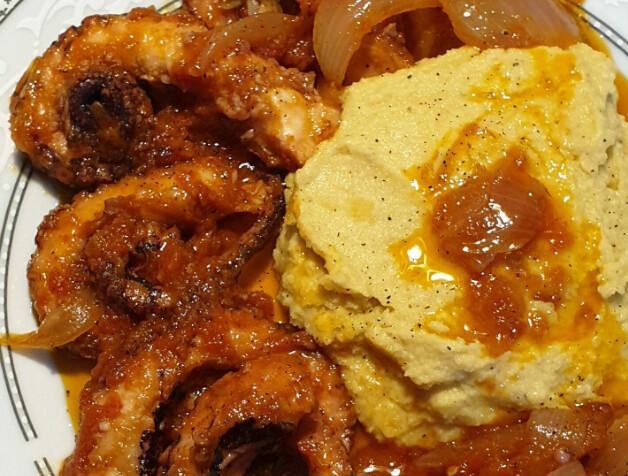 Το πιο Μελωμένο Χταπόδι Στιφάδο πάνω σε Βελούδινη Φάβα – Λιώνει στο Στόμα με αυτό το μυστικό