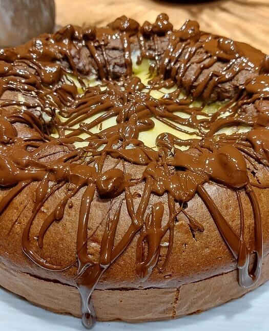 Κέικ «Βεζούβιος» με κρέμα πατισερί και σοκολάτα – Το εντυπωσιακό γλυκό που γίνεται πανεύκολα