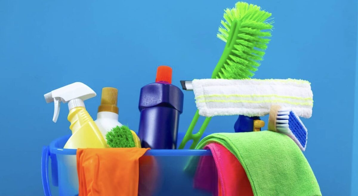 Οι περισσότεροι το κάνουν λάθος. 10 συνδυασμοί καθαριστικών που είναι στην πραγματικότητα επικίνδυνοι