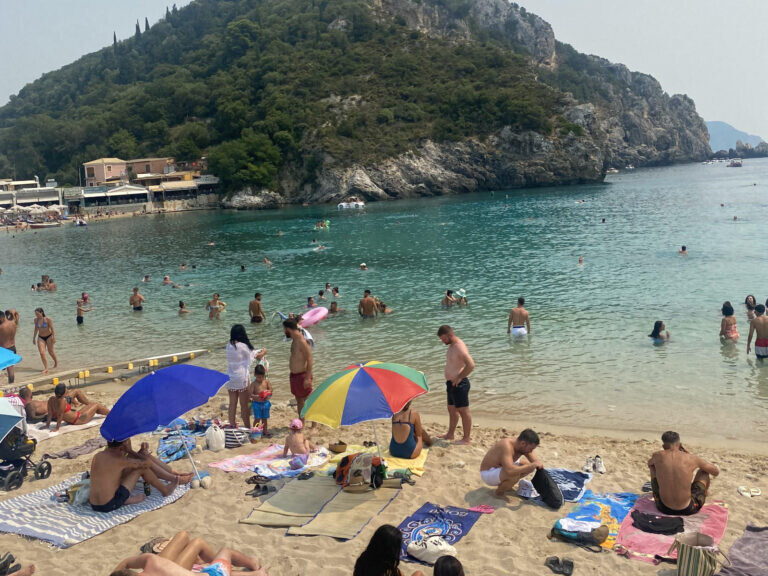 Πρόστιμα στις παραλίες μέχρι 58.000 ευρώ: Όλα όσα ισχύουν για ρακέτες, SUP, ελεύθερο κάμπινγκ και φορητά ηχεία