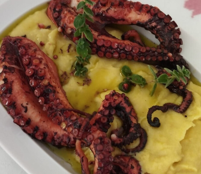 Χταπόδι στα κάρβουνα με κρεμώδη φάβα – Το απόλυτο νηστίσιμο πιάτο