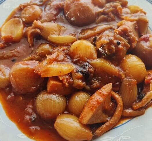 Σουπιές στιφάδο όπως της γιαγιάς – Το μυστικό που κάνει τη σάλτσα να “μελώνει” και να γλείφεις το πιάτο!