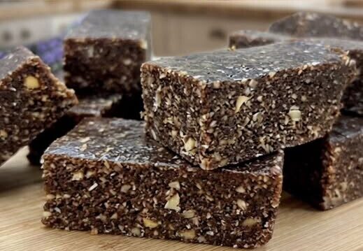 Για ένα ψηλότερο σίδερο… Πολύ υγιεινά και πεντανόστιμα κέικ με 3 υλικά, χωρίς ψήσιμο και χωρίς ζάχαρη (αγνό)!!