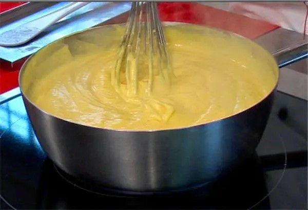 Η κρέμα που χρησιμοποιούν τα ζαχαροπλαστεία για όλα τα γλυκά