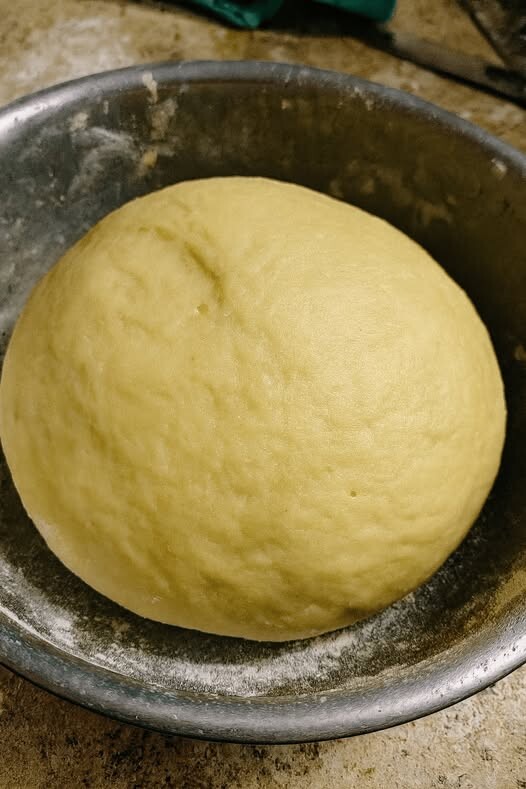 Ζύμη με γιαούρτι: Εύκολη συνταγή για πίτσα, πεινιρλί και πιτάκια