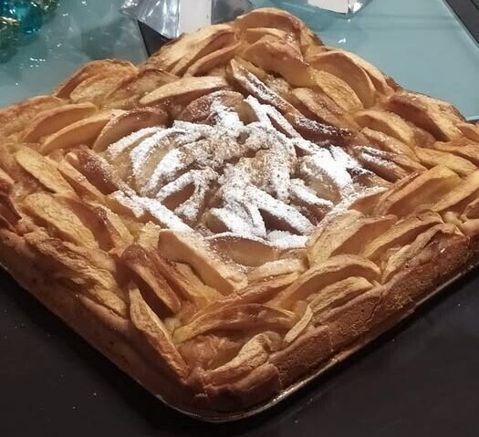 Η πιο ζουμερή μηλόπιτα-κέικ που θα δοκιμάσετε – Με καραμελωμένα μήλα και άρωμα κανέλας