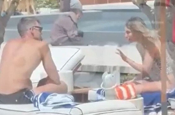 Δεν είδαν τις κάμερες και έγιναν βούκινο: “Πλακώθnκαν” στις ξαπλώστρες, μπροστά σε όλο τον Κόσμο, Αθηνά Οικονομάκου και Μπρούνο Τσερέλα