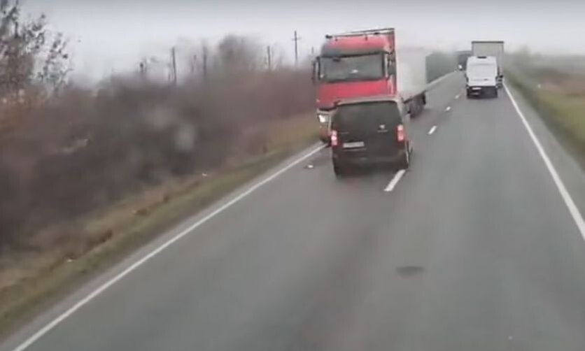 Τpαγωδία Ρουμανία: Μόλις το είπε ο οδηγός της νταλίκας που έπεσε πάνω το βαν