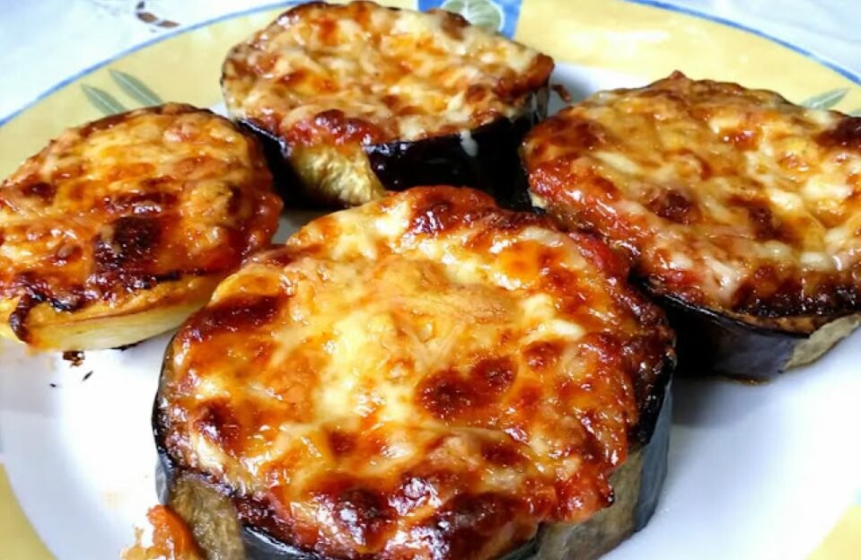Μελιτζάνες σαν πιτσάκια στον φούρνο – πανεύκολες και απίστευτα νόστιμες