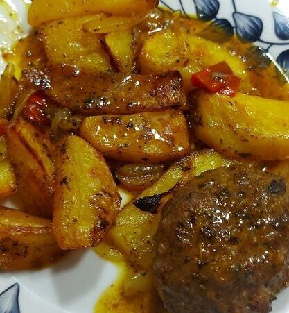 Το μυστικό για τα πιο ζουμερά μπιφτέκια με πατάτες στο ταψί – Δοκιμάστε αυτό το κόλπο!