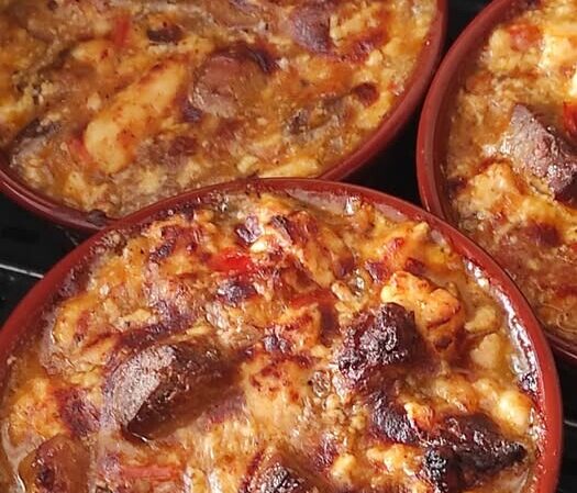 Το φαγητό από την Αλβανία που γίνεται σε πήλινο – Όποιος το δοκιμάζει ξετρελαίνεται