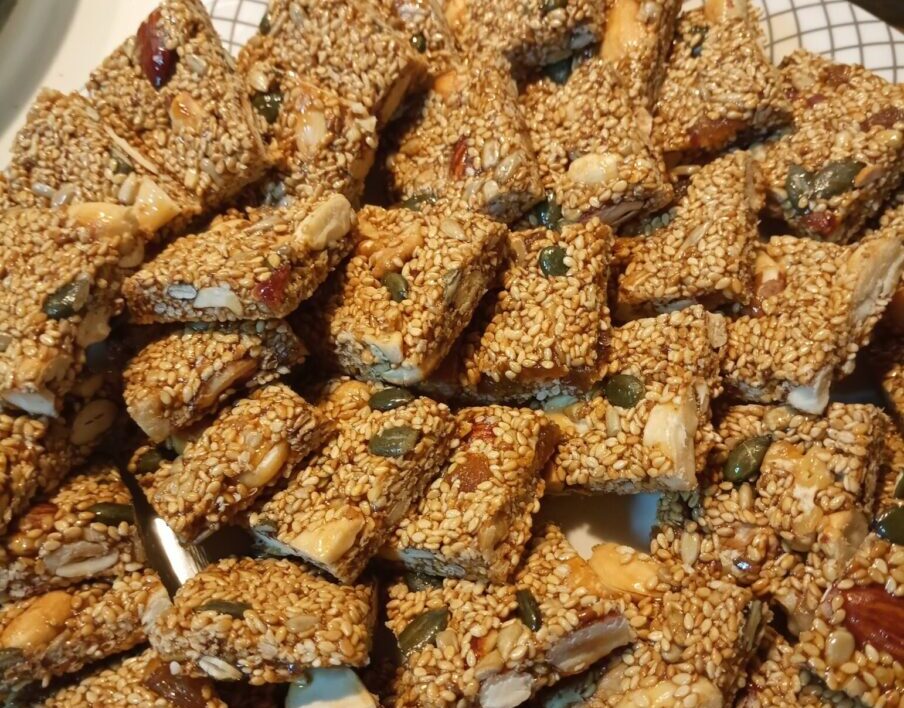 Παστέλι με μέλι και ξηρούς καρπούς: Το γλυκό της νηστείας που φτιάχνεται σε λίγα λεπτά