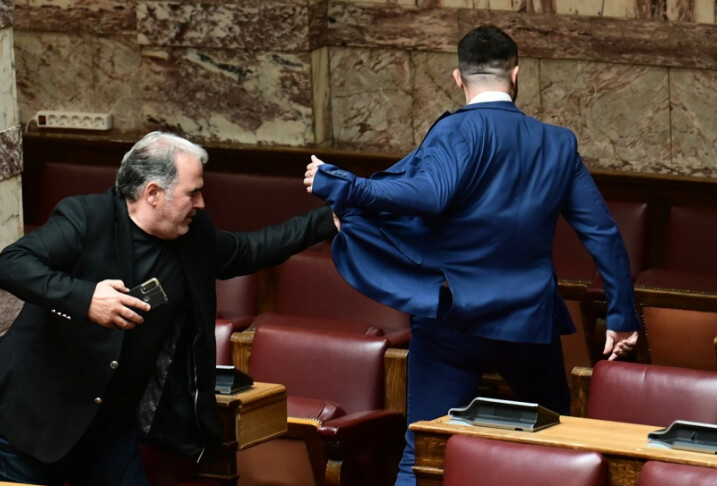 Πρώτη φορά στην Ελληνική Βουλή: Αυτός είναι ο ο βουλευτής που χτύπησε άλλο βουλευτή μέσα στην ολομέλεια