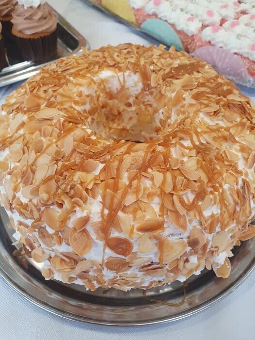 Το πιο αφράτο κέικ γιαουρτιού με αμύγδαλο από πάνω – Μοσχοβολά λεμόνι και βούτυρο