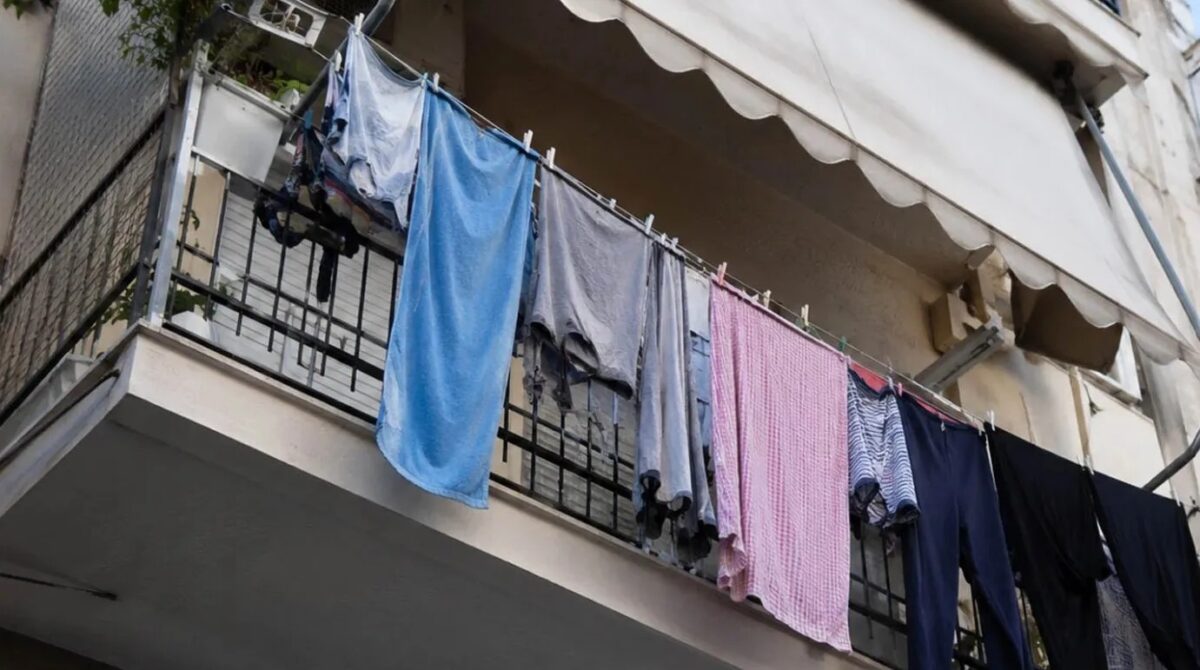 Πρόστιμα έως 500 ευρώ για μπουγάδα στο μπαλκόνι: Δείτε σε ποιες περιοχές