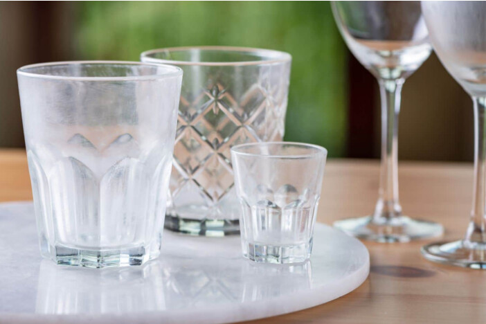 Το Μυστικό για Ποτήρια που Λάμπουν σαν Κρύσταλλο – Το Κόλπο που Έμαθα από τη Γιαγιά